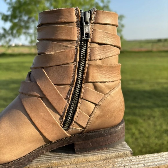 Frye Veronica Strappy Boots Gray/Tan size 7.5 - Picture 5 of 9